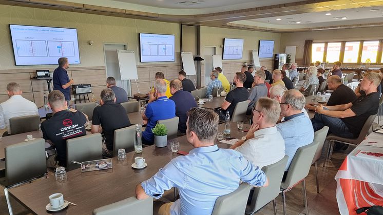 Lösungsorientierte Vorträge von Fachexperten aus dem Bereich Decke stehen bei den Praxistagen der Fachgruppe Trockenbau, wie hier in Oberhausen, auf dem Programm. Foto: hagebau (Abdruck honorarfrei)