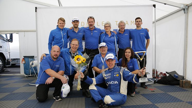 Dacia Dealer team firar efter segern på Ring Knutstorp