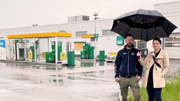 Stationschef Fredrik Engström och regionchef Camilla Blennow framför Bilprovningens nya station på Hanögatan i Malmö