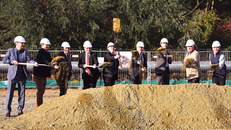 Spatenstich für die Klärschlammtrocknungsanlage am Kraftwerksstandort Zolling: Sie ist ein Gemeinschaftsprojekt von Bayernwerk Natur, ENGIE und Freisinger Stadtwerken.