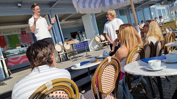 Maximillian Lundin (tv) och Fredrik Ekman (th) i samspråk med journalister på Bluewaters pressträff hos Skeppsbro bageri.