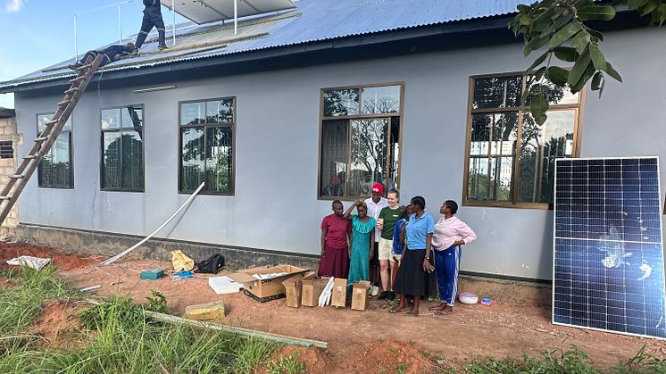 Solcelleanlegget sørger for pålitelig strøm og stabil internettilkobling på en skole i Tanzania.