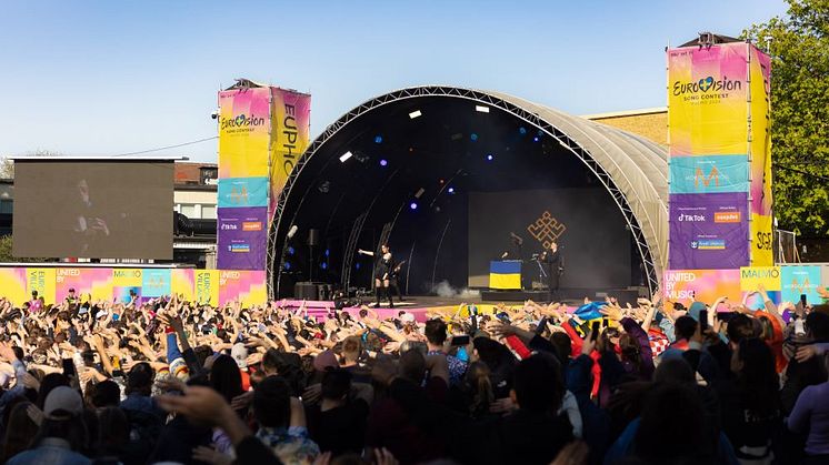 Visning av andra semifinalen på storbild i Eurovision Village