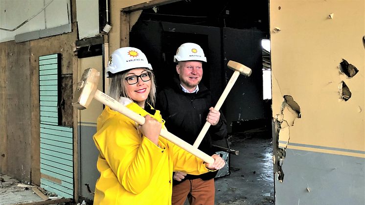 Ett nytt LSS-boende ska byggas i Härtsöga. Sara Kihlström (KD) och Henrik Lander (C) hjälpte till med rivningen under tisdagen.
