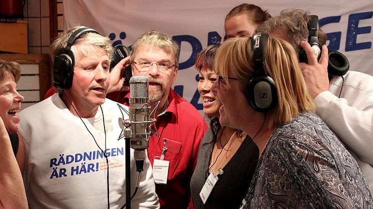 Elva mjölkbönder samlades i musikstudio för att sjunga in en specialskriven låt "Räddningen är här". Foto: Johan Brändström