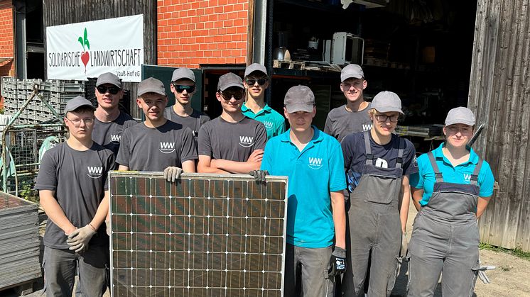 Azubis von Westfalen Weser vor Ort: Christian Wins, Marco Becker, Alexander Gerzen, Collin Koch, Moritz Suerland, Hannu Kuhnke, Jan Lippe, Leonard Plümpe, Timo Wittenbrink und Ira Bahners prüften PV-Anlagen auf ihre Funktionsfähigkeit.