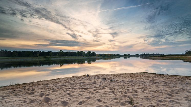 Ein Motiv der DB Kampagne und der 16 Bundesländer ist eine Aufnahme der Flusslandschaft Elbe. Foto: TMB-Fotoarchiv Yorck Maecke. 