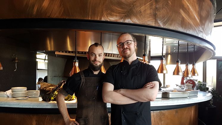 Bild: Från vänster Viktor Garrido Luis, chef deputie och vars schema vår studerande Christofer Hammar till höger följer.  I bakgrunden jättekolgrillen.