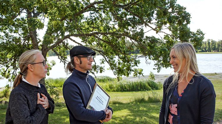 Katrin Ljungblom och Stefan Söderholm tog emot utmärkelsen av Anna Ohlin Ek Destination Läckö-Kinnekulle