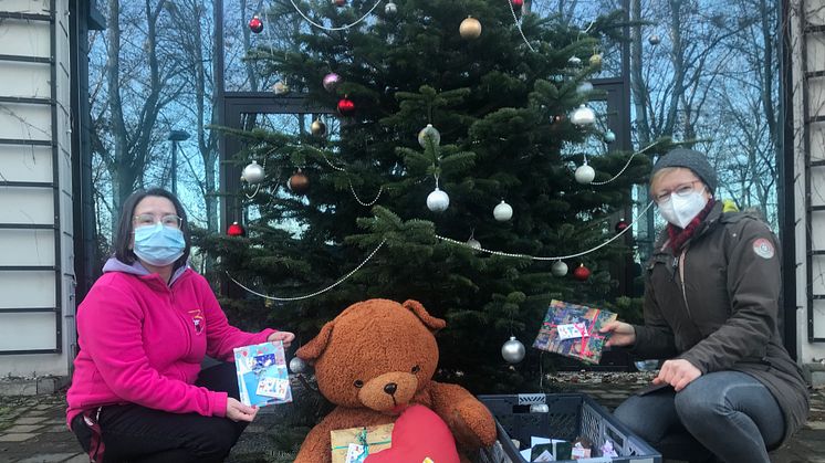 Kerstin Stadler von Bärenherz (li.) mit Sabine Müller-Gora und den vielen schönen Geschenken