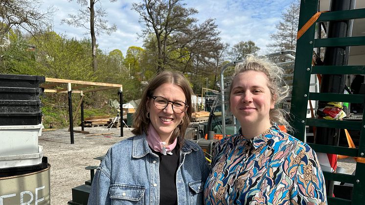 Paulina Ek och Sara Bergman framför bygget av Boulebar Tanto. 