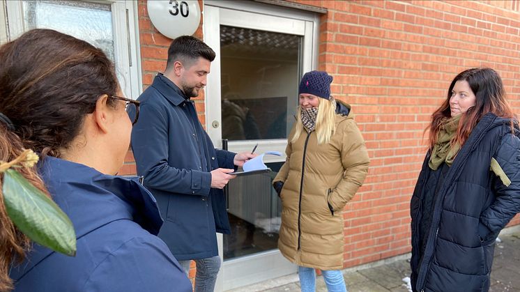 Arber Jasharaj från stiftelsen Tryggare Sverige utbildar områdesutvecklare från Helsingborgshem i trygghetscertifieringen BoTryggt2030. Delar av utbildningen genomfördes på Pålsjö Östra i Helsingborg som överlag får gott betyg under genomgången.