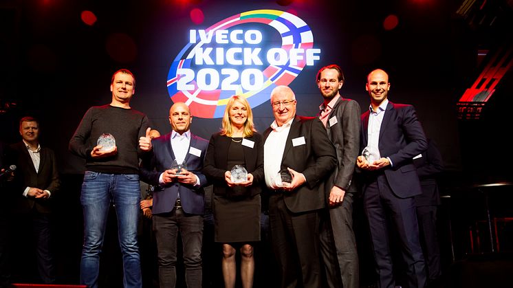 Alle de nordiske og baltiske vindere af Årets IVECO-forhandler 2020. Fjerde fra venstre er Gert Hansen, direktør hos REA Erhvervsbiler A/S.