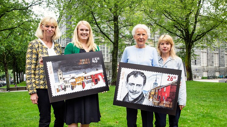 Fra venstre kommunikasjonsdirektør Elisabeth Gjølme i Posten, frimerkedesigner Camilla Kvien Jensen, Sohlbergs barnebarn Ragnhild Sohlberg og samlingsdirektør Stina Högkvist i Nasjonalmuseet. Foto: Håvard Jørstad, Posten