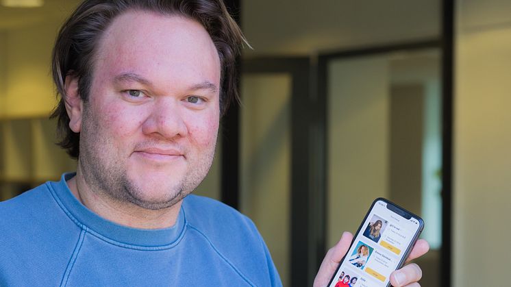 Simen Idsøe Eidsvåg med Fantasy Music Manager-appen og tre av de mest populære artistene i spillet. 