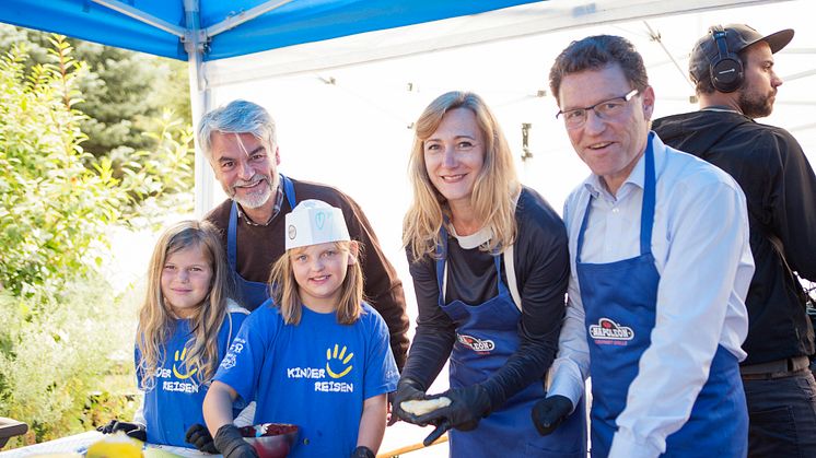 Sterneköchin Maria Gross und Ehepaar Dawo besuchen „Kinderreisen“-Camp in Sondershausen