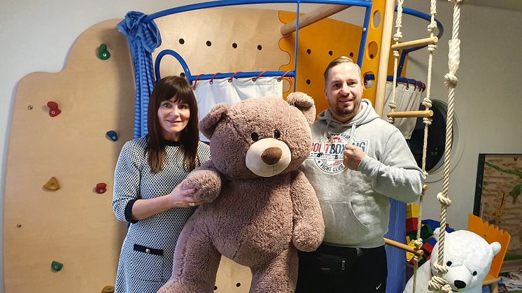 Mona Meister vom Bärenherz-Team und Konrad Viktor Böhnisch vom Kempo Gym Bootboxing im Spielzimmer der Kinderhospizes