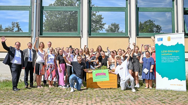  Im Beisein von Schulleiter Martin Neumann und dem Klimaschutzbeauftragten des Landratsamts Günzburg, Thomas Steigerwald, hat Walter Albrecht, Leiter Kommunalmanagement (LEW-Gruppe) den Preis offiziell an die Sieger übergeben.