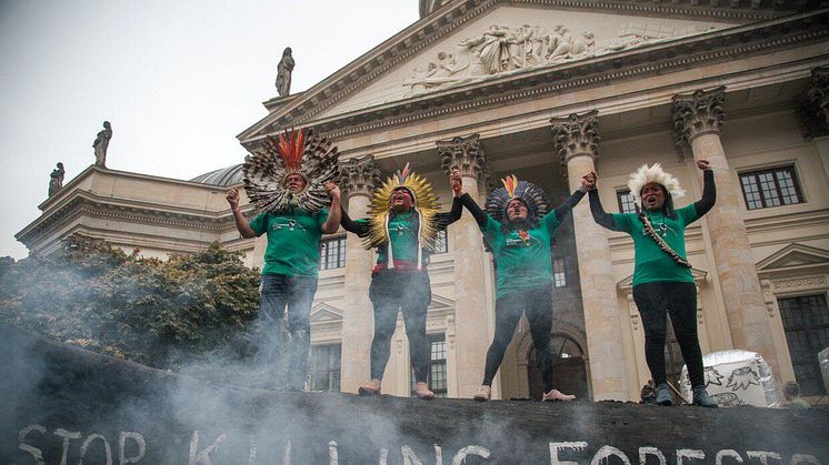 APIB og Greenpeace under protestaktion i Berlin i forbindelse med Consumer Goods Forum, et topmøde for Europas detailhandlere. Foto: Kevin McElvaney, Greenpeace 