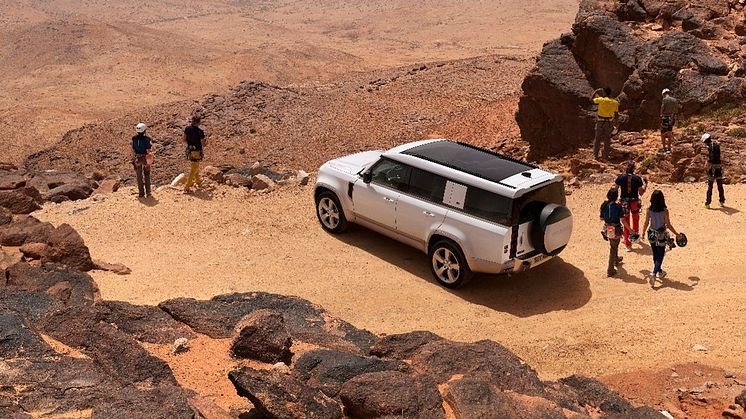 Land Rover presenterer originalvisjonen for Defender-familien med Defender 130, som er ideell for eventyr med opptil åtte passasjerer