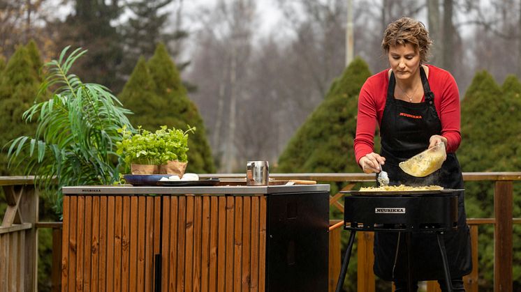 Hösten är en härlig tid för matlagning utomhus. Med ett stekhällsset från Muurikka är du alltid redo och har de bästa förutsättningarna för att lyckas med pannkakor, wok, paella eller vad du vill bjuda på. 