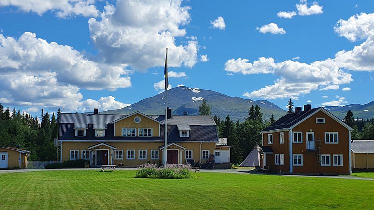 Enaforsholm Fjällgård med Snasahögarna i bakgrunden