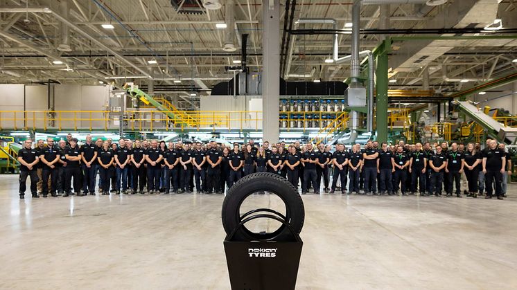 Nokian Tyres fabrik i Rumänien har producerat det första däcket enligt plan för att starta kommersiell däckproduktion 2025