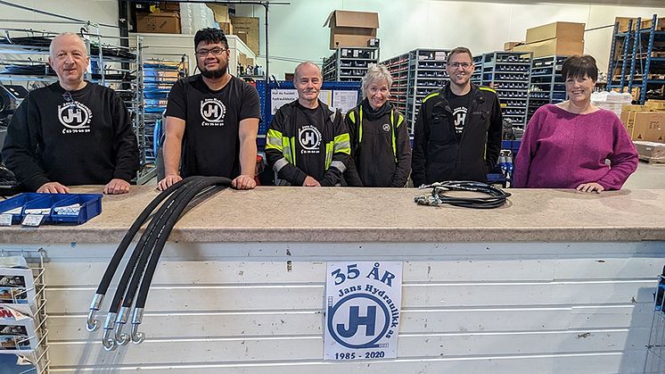 FRA BUTIKKEN: Alle seks ansatte i Jans Hydraulikk blir i selskapet etter at TESS overtar eierskapet. Fra venstre: Jan, Roy William, Bjørn Kåre, Anna, Marius og Grete.