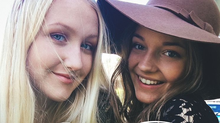 Bella & Filippa sprider sommarvärme med nya singeln ”I Think of Yesterday”