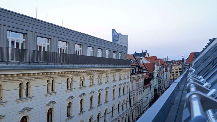 Blick von einem Zimmerbalkon in die Hainstraße des Arthotel ANA Symphonie