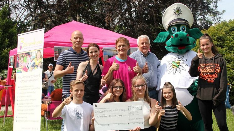 Beim 2. Blaulichttag übergaben Vertreter der Oberschule Markkleeberg stolz die großartige Spende in Höhe von 2.350 Euro an das Kinderhospiz Bärenherz.