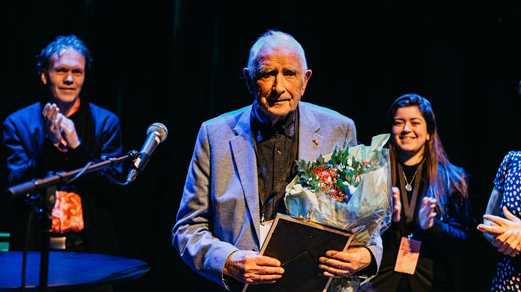 Finn Møller (94) mottar Oslo kommunes frivillighetspris. Foto: Hanne Gundersen