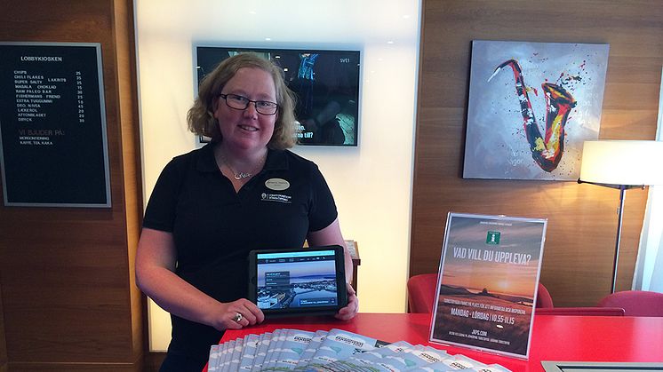 Turistinformatör Jenny Karlsson välkomnar besökare på Profil Hotels Hotel Savoy i Jönköping