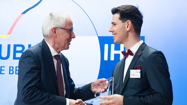 Georg Sauer ist Deutschlands bester Auszubildender für Abwassertechnik seines Jahrgangs. Dafür wurde er jetzt von DIHK-Präsident Peter Adrian in Berlin geehrt. Ein Top-Ergebnis, das zugleich die Ausbildung bei Veolia auszeichnet.