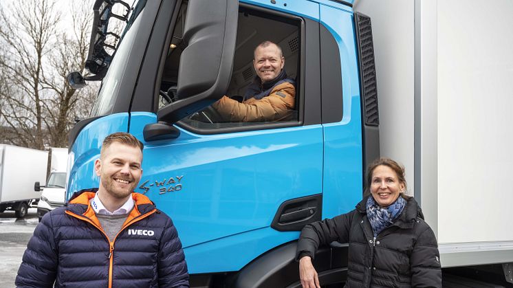Rune Hammer (Key Account Manager i IVECO Norge) kunne overlevere den første S-Way 340 NP gassbilen til teknisk sjef Roy Gulbrandsen og assisterende direktør for bærekraft May-Kristin Solberg Willoch i PostNord.