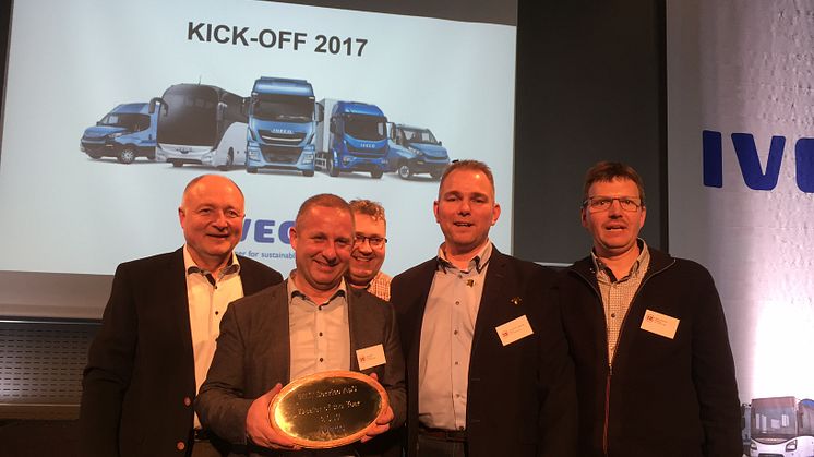 Bent Lund, Lars Hansen, Bjarne Christiansen, Finn Jørgensen og Bjarne Kristensen fra HLT Service ApS i Aabenraa tager imod prisen som Årets IVECO Forhandler i Danmark.
