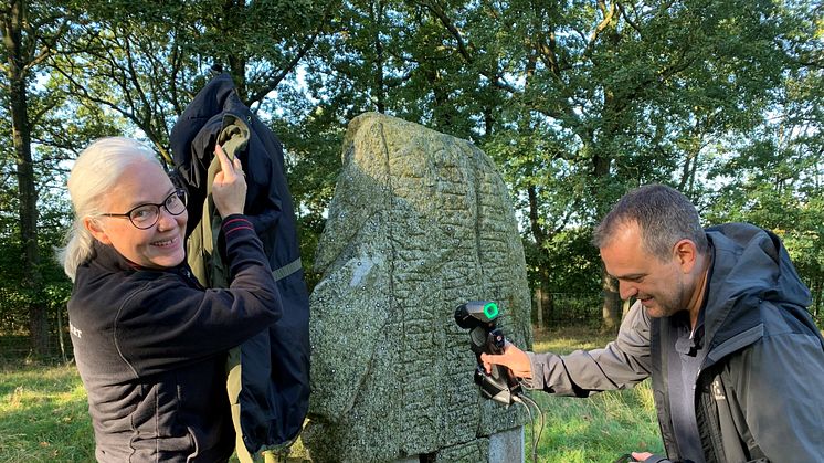 Skanning av runsten, ett samarbete mellan Lisbeth Imer vid Nationalmuseet i København och Henrik Zedig på Länsstyrelsen Västra Götaland Foto Laila Kitzler Åhfeldt  Riksantikvarieämbetet