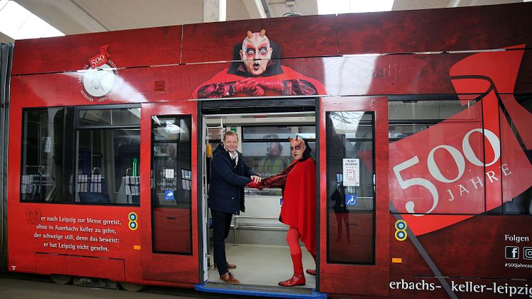 Einweihung der Jubiläums-Straßenbahn durch René Stoffregen und Mephisto (alias Hartmut Müller) - Foto Andreas Schmidt