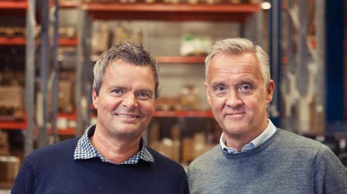 Thomas Karlsson (till vänster) som efter köpet blir ensamägare av Gekås AB och Torbjörn Bäck som säljer sin andel om 50 % av Gekås AB.