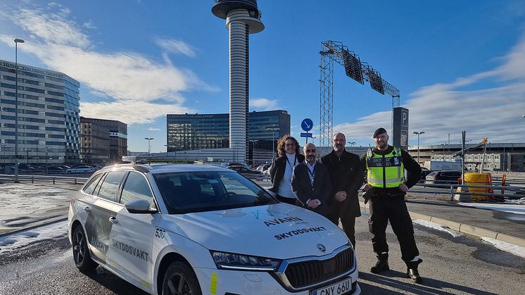 Från vänster: Lena Johansson, regionchef Öst, Yazdan Gilani, avdelningschef och säkerhetsansvarig Aviation, Håkan Lindoff, operativ chef Bevakning, och en av skyddsvakterna i uppdraget.