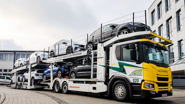 Weltweit erster vollelektrischer Scania Standard-Autotransporter geht in den Einsatz
