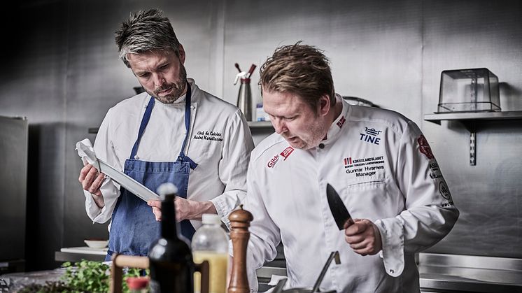 Executive Head Chef, Andre Karoliussen og OL-mester i kokkekunst, Gunnar Hvarnes sier maten skal bli minst halvparten av grunnen til å reise med Havila Kystruten.