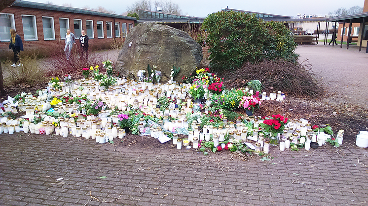 Många tände ett ljus för de omkomna på Ängskolans skolgård i Skene. Foto: Partille kommun