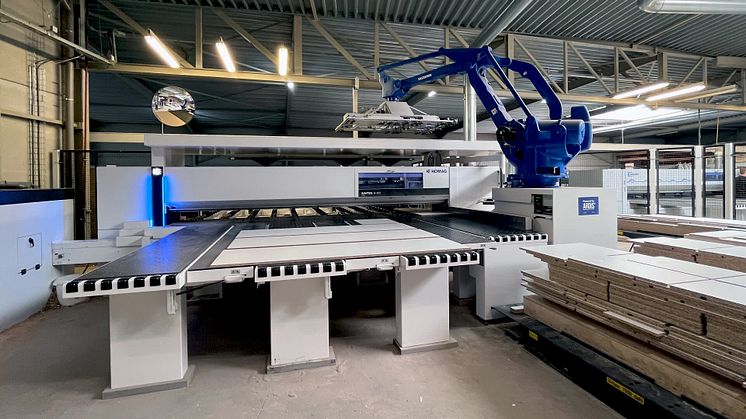 Robots take on tasks such as loading the saw, turning and positioning the boards, and stacking the finished cuts. (© Surplex).