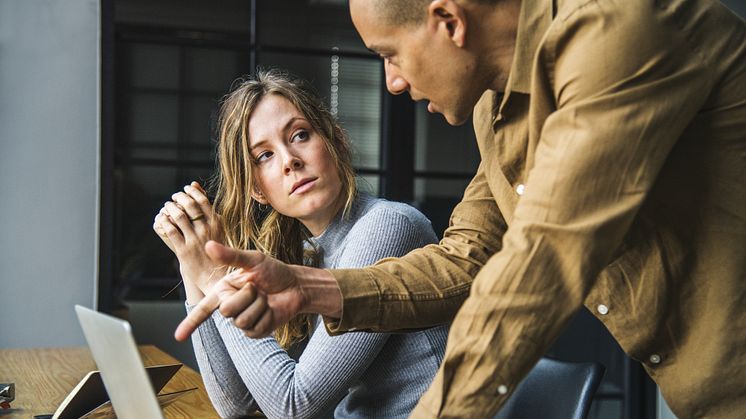 Den psykiska ohälsan på jobbet är vanligare bland yngre anställda – såväl bland kvinnor som män. 