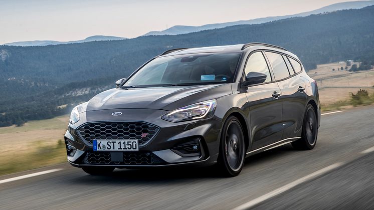 FORD_2019_FOCUS_ST_Wagon_Magnetic_08