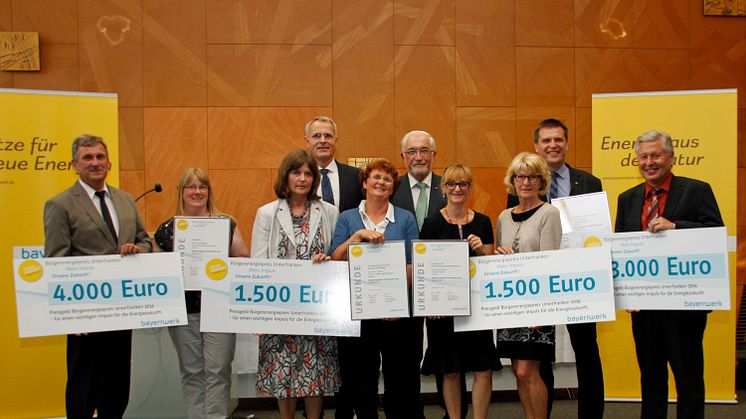 Die Gewinner des Bürgerenergiepreises Unterfranken mit Regierungspräsident Dr. Paul Beinhofer und Christoph Henzel, Leiter Kommunalmanagement Bayernwerk.