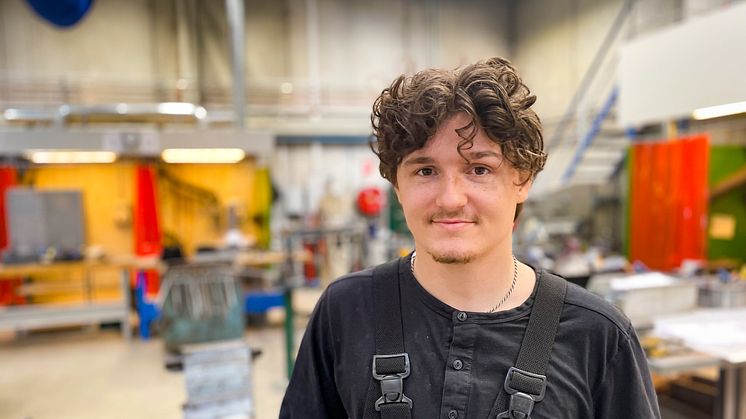 Eik Toke Hørsdal er smedeelev og har på uddannelsen arbejdet med genbrugsmetal // Foto: Ulrik Burhøj Jepsen