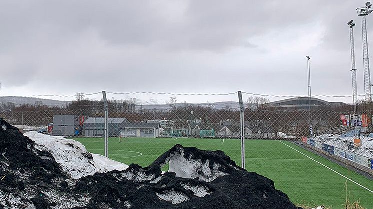 Gummigranulat som havner på avveie når det f.eks. følger med snø som måkes vekk fra kunstgressbaner kan inneholde miljøgifter som fører til skade på både mennesker og miljø. Foto: Dorte Herzke, NILU