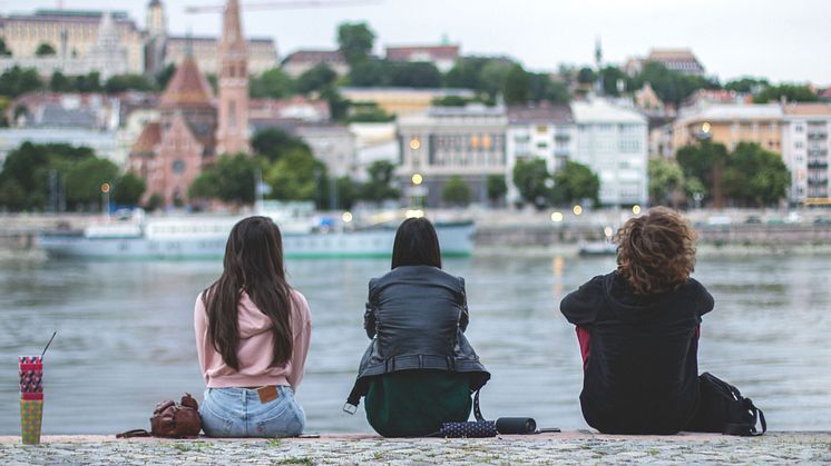 När restriktioner infördes i början av pandemin antog många att unga vuxnas mentala hälsa snabbt skulle försämras. Men en ny stor studie visar att varken unga vuxna från majoritetsbefolkningen eller från etniska minoriteter mådde märkbart sämre.